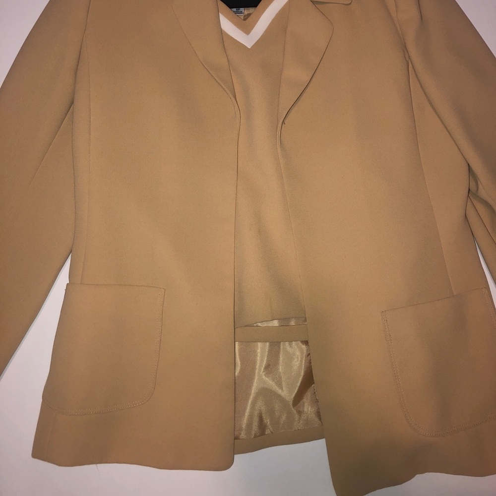 Really Nice Le Suit Petite 2 piece Suit.
